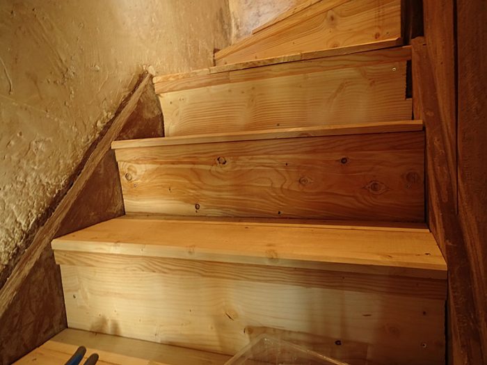 bois marche escalier