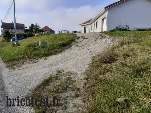 Accès maison en pente au début de la rénovation