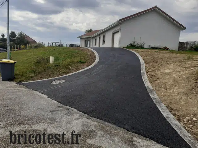 Accès maison rénové en asphalte
