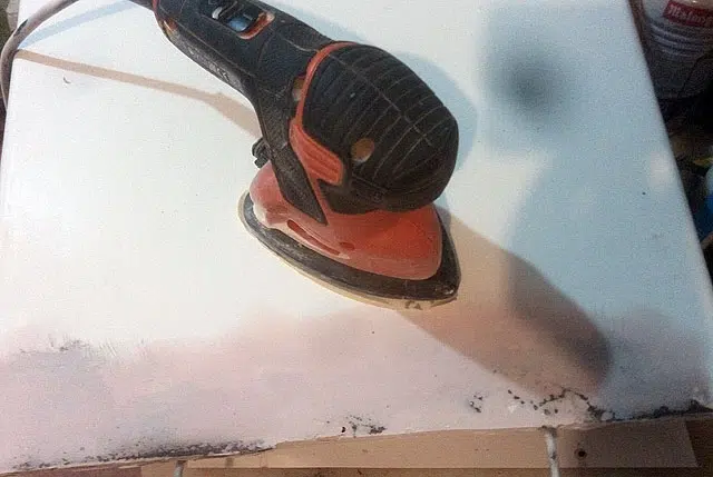 Ponçage du mastic sur le couvercle réparé