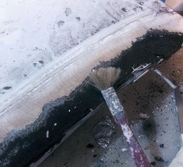 Application d'un produit antirouille sur le couvercle