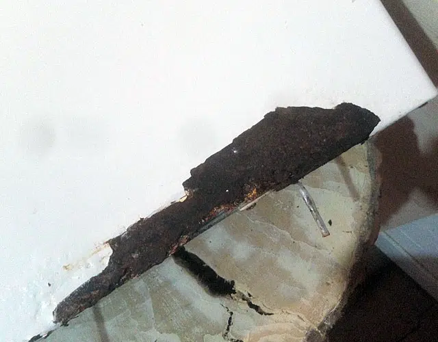 Rouille perforante sur le couvercle d'un lave-linge